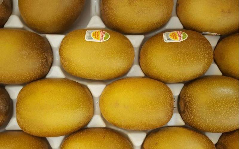 Le kiwi jaune à la chair bien doré dans les panières de votre primeur Fika Fruits, le spécialiste bordelais de la livraison de fruits en entreprise et sur vos événements.